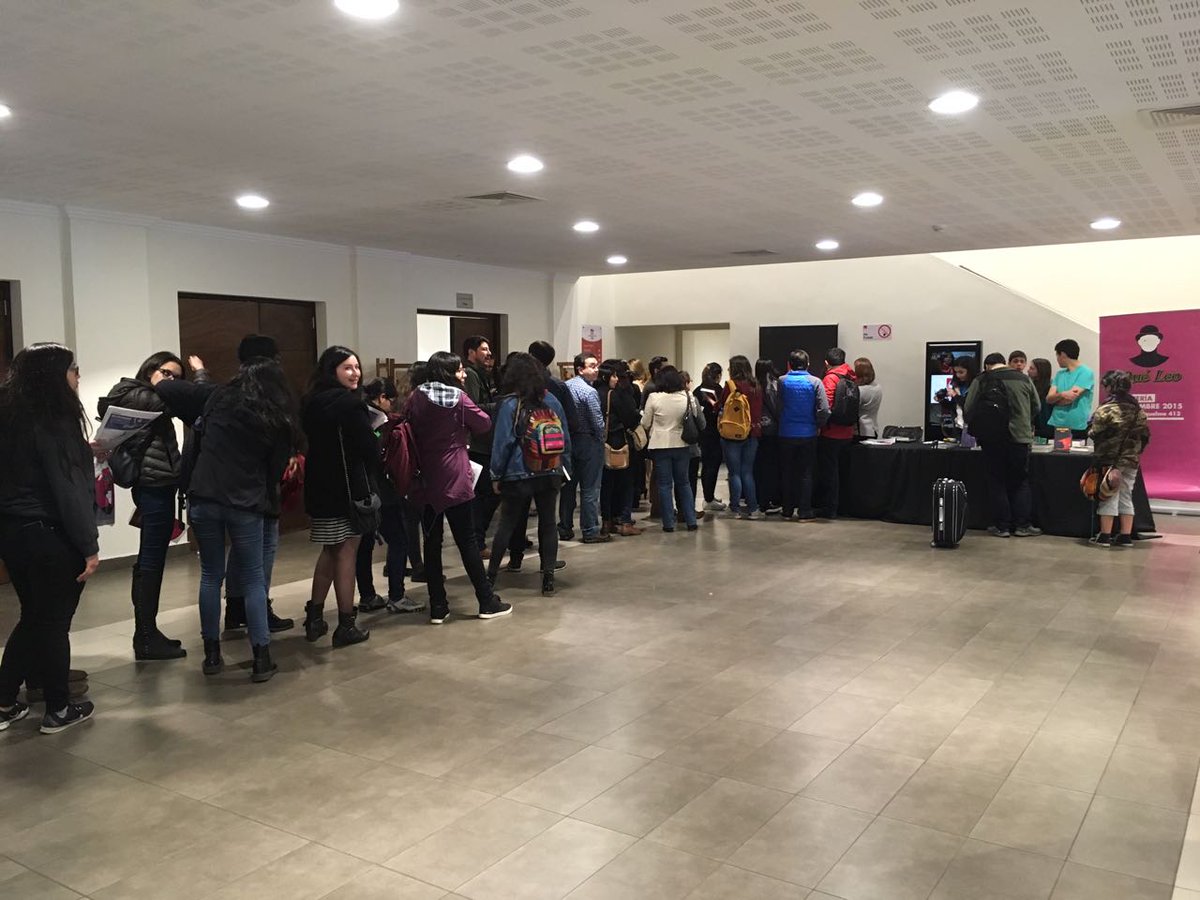 En este momento @_cinepata realiza firma de libros con sus fieles lectores. 📚✍️😊