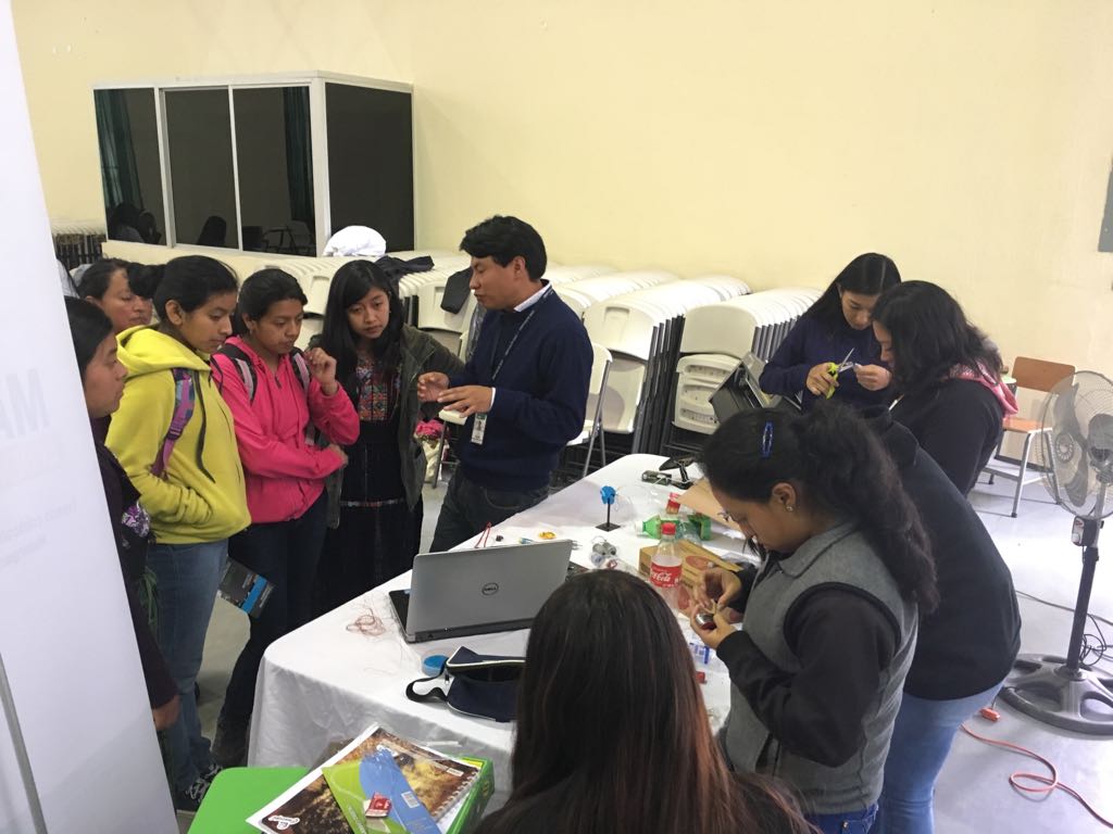 uvggt's tweet photo. Workshop Motores y Energía Eólica, estudiantes del 4to. de Turismo en #Feriadecarreras en @AltiplanoUVG #uvgmaker #poweredbyASHA @USAIDASHA1 https://t.co/U2Sehzh5I2