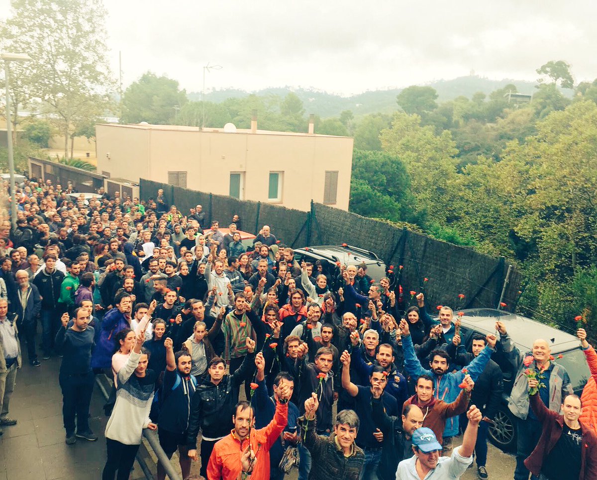 CDR_Vallvidrera's tweet photo. El CDRs ja tenim compte nacional a twitter: 

@CDRCatOficial 

Ajuda’ns a difondre’l fent RT!

#CDRenXarxa 
#PoderPopular 
#PoderConstituent https://t.co/8hY6jVpYl9