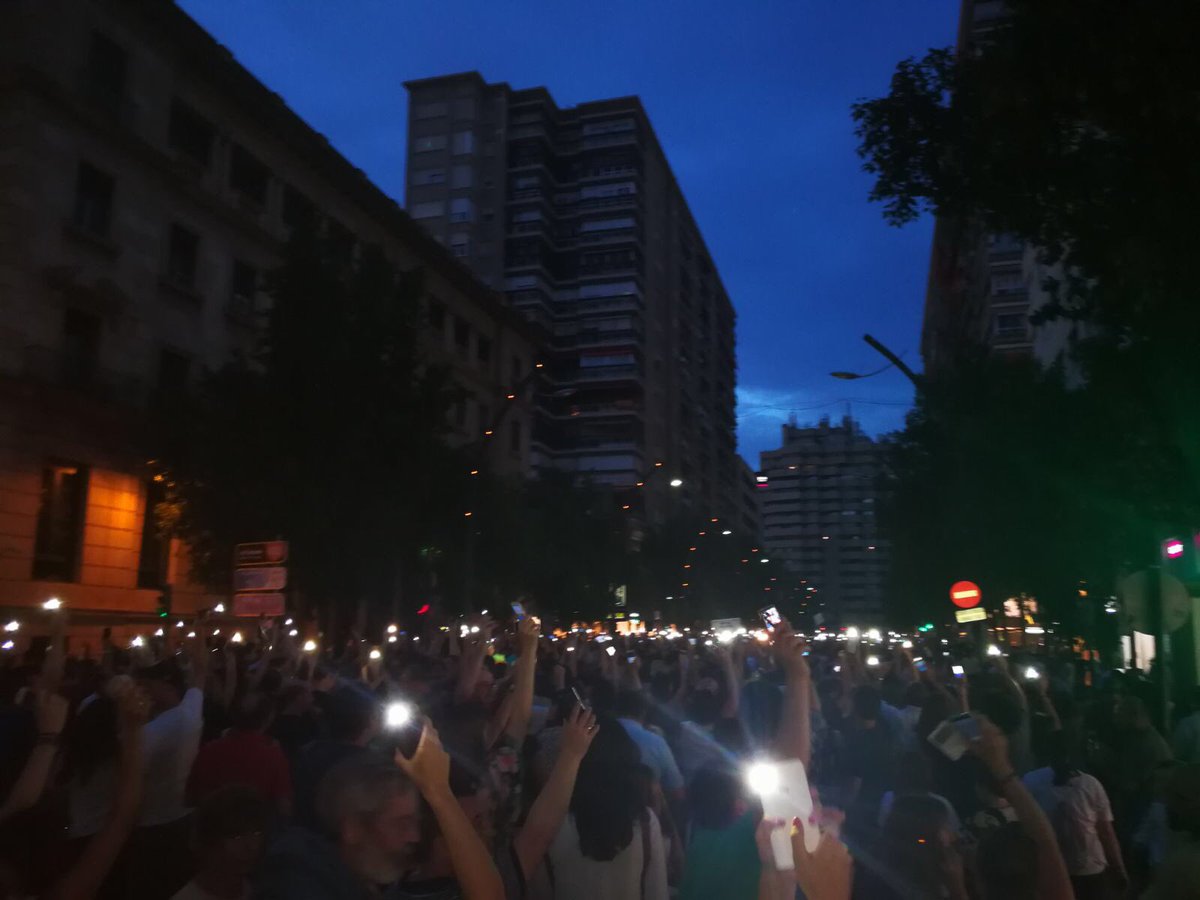 SoterramientoMu's tweet photo. Nos apagaron la luz para que la prensa que ya sufre presiones no pudiese sacar buenas fotos #MurciaSeMueve https://t.co/fZBhWmDdlS