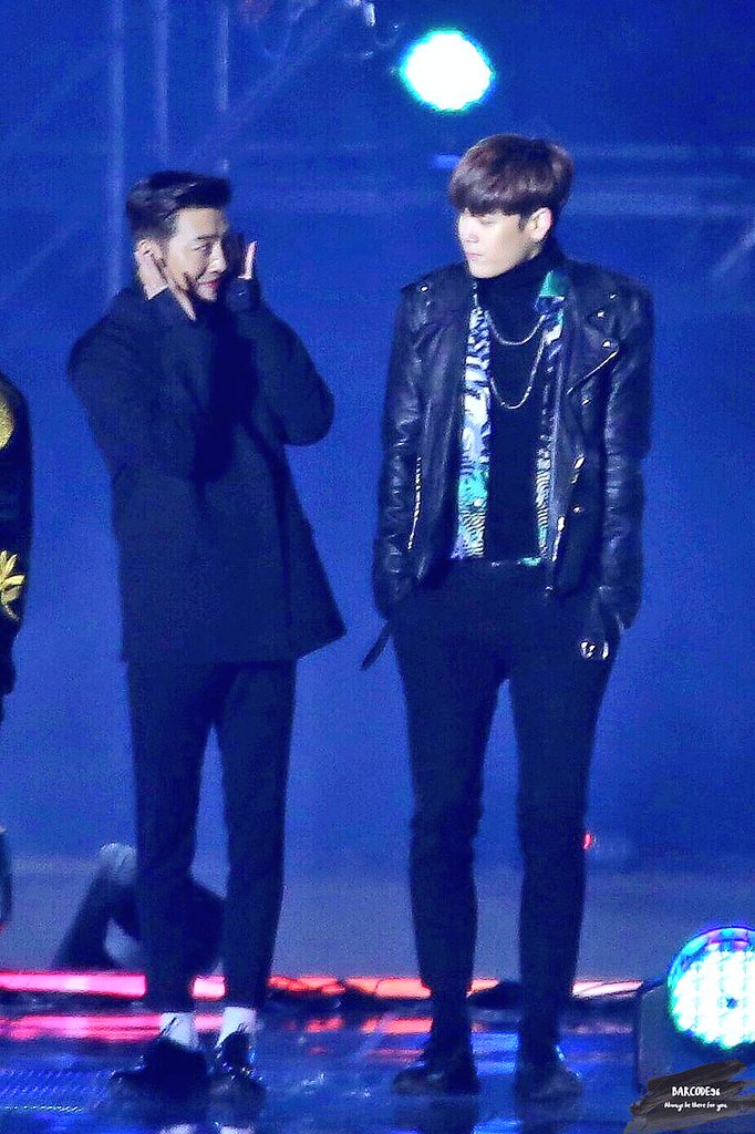Vicherz_'s tweet photo. คือสเต็ปเดิมเลยอ่ะ 
พี่บังรู้จะมีพลุเอามืออุดหู 
โล่หันไปมอง
พลุจบพี่บังหันมาเจอโล่
ละก็ขำใส่กัน
2 งานนี่สเต็ปเดิมนี่ยิ่งเป๊ะ https://t.co/S7iuy7bZ3d
