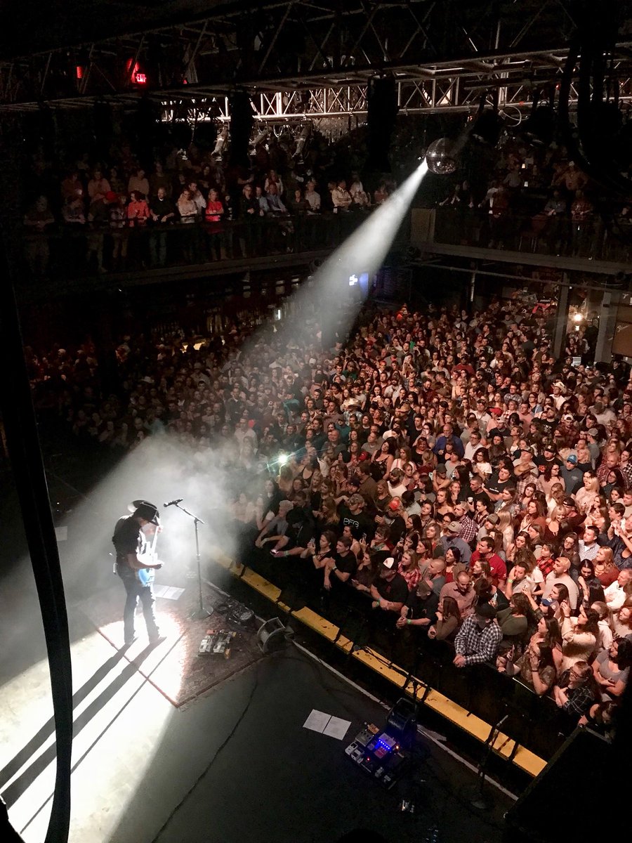 JonPardi's tweet photo. #Pardianimals! Thanks for an amazing weekend on the road! #CMTonTour https://t.co/ITNp7rE8S2