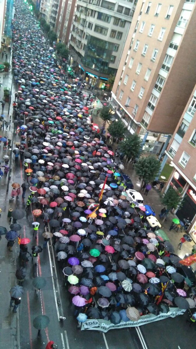 andoni_rojo's tweet photo. Miles de personas abarrotan Bilbao bajo la lluvia en solidaridad con Catalunya. ¡Qué orgullo de país! 

Mai caminareu sols! #Demokrazia https://t.co/h5kJLCiIsa
