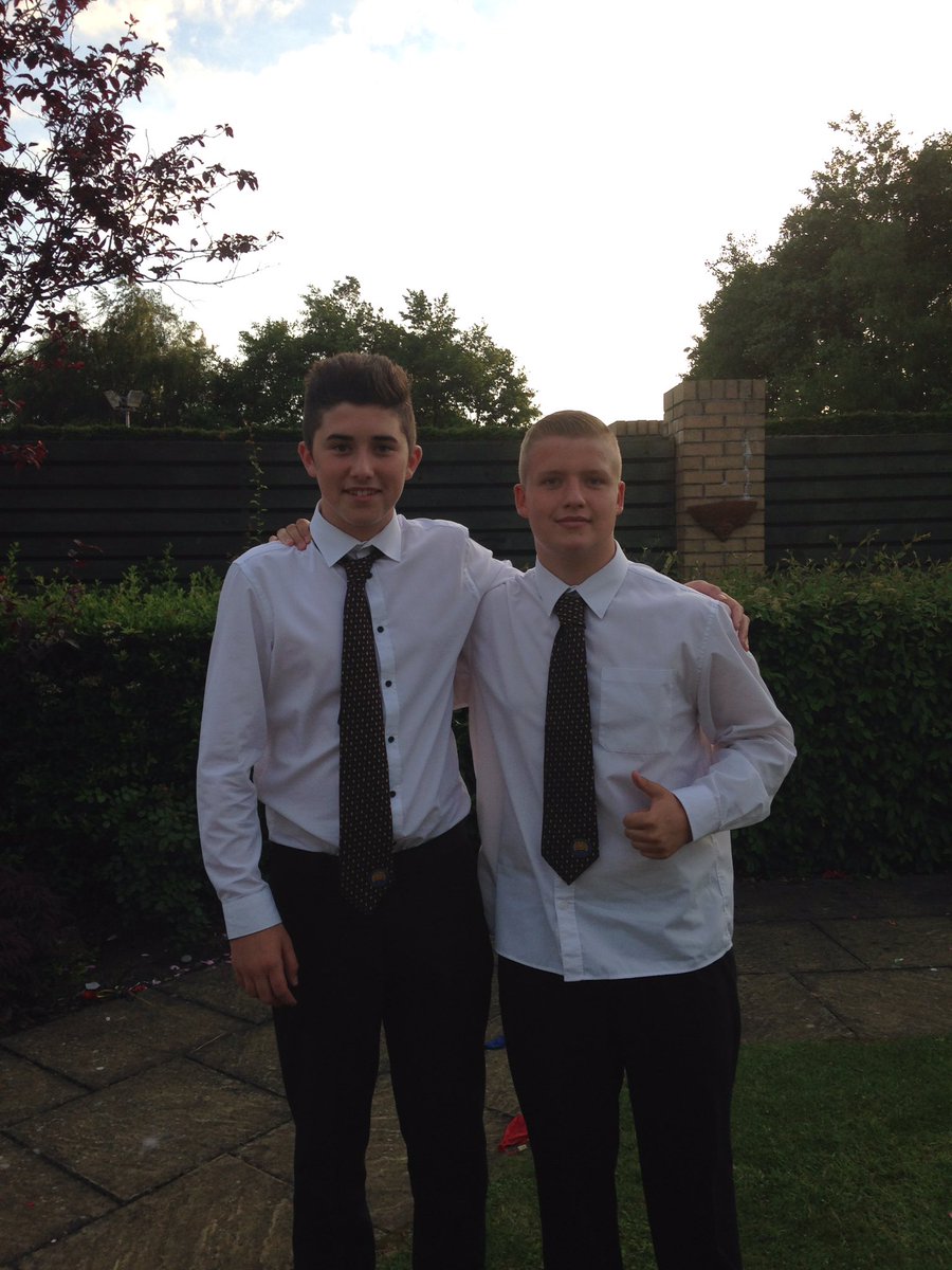 lewismitchell_1's tweet photo. Happy bday @declanmccormick, hope its been a belter mate💛 #skyne https://t.co/b69xtrNZM5