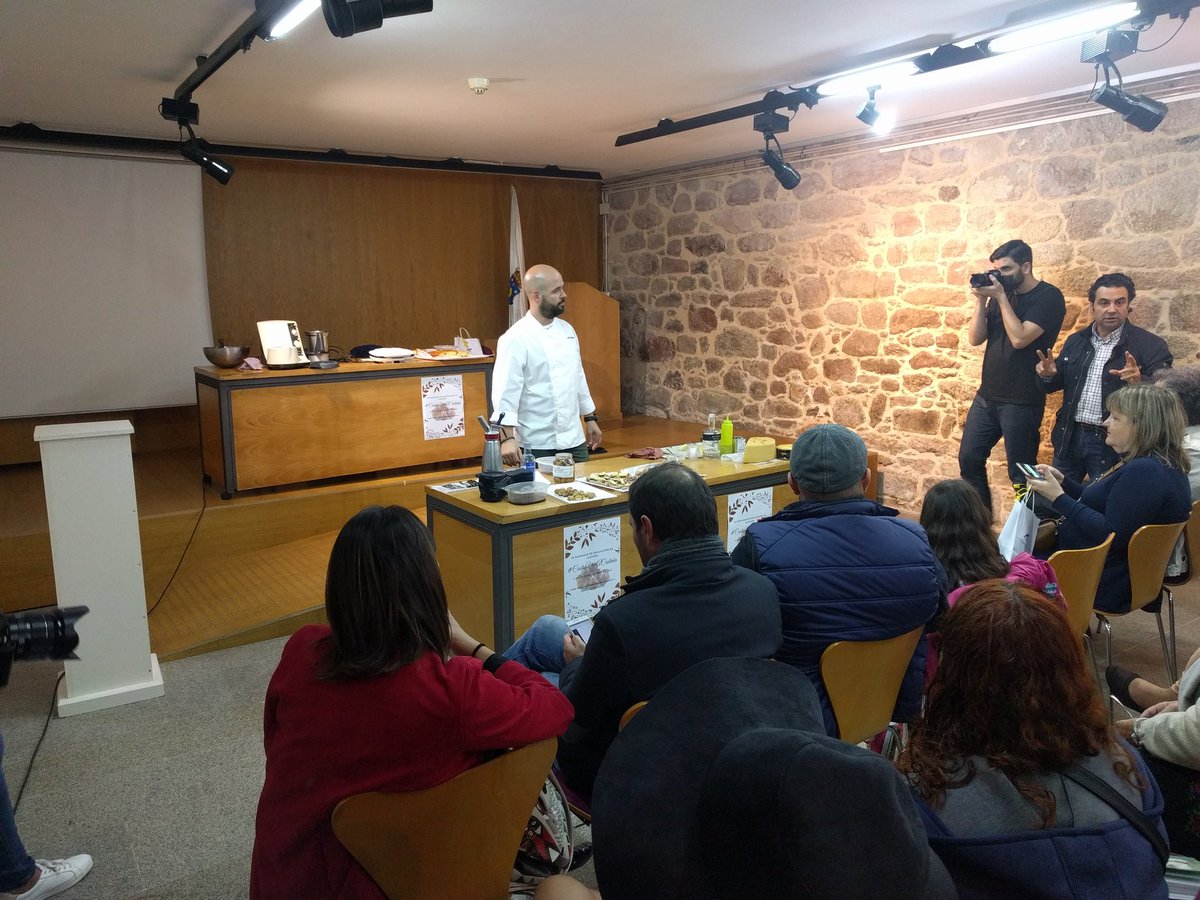 ocastelao's tweet photo. Taller de @oliveira_manel sobre a castaña en Cuntis, da man de @TurismodeCuntis. https://t.co/Mk47g0oFOC