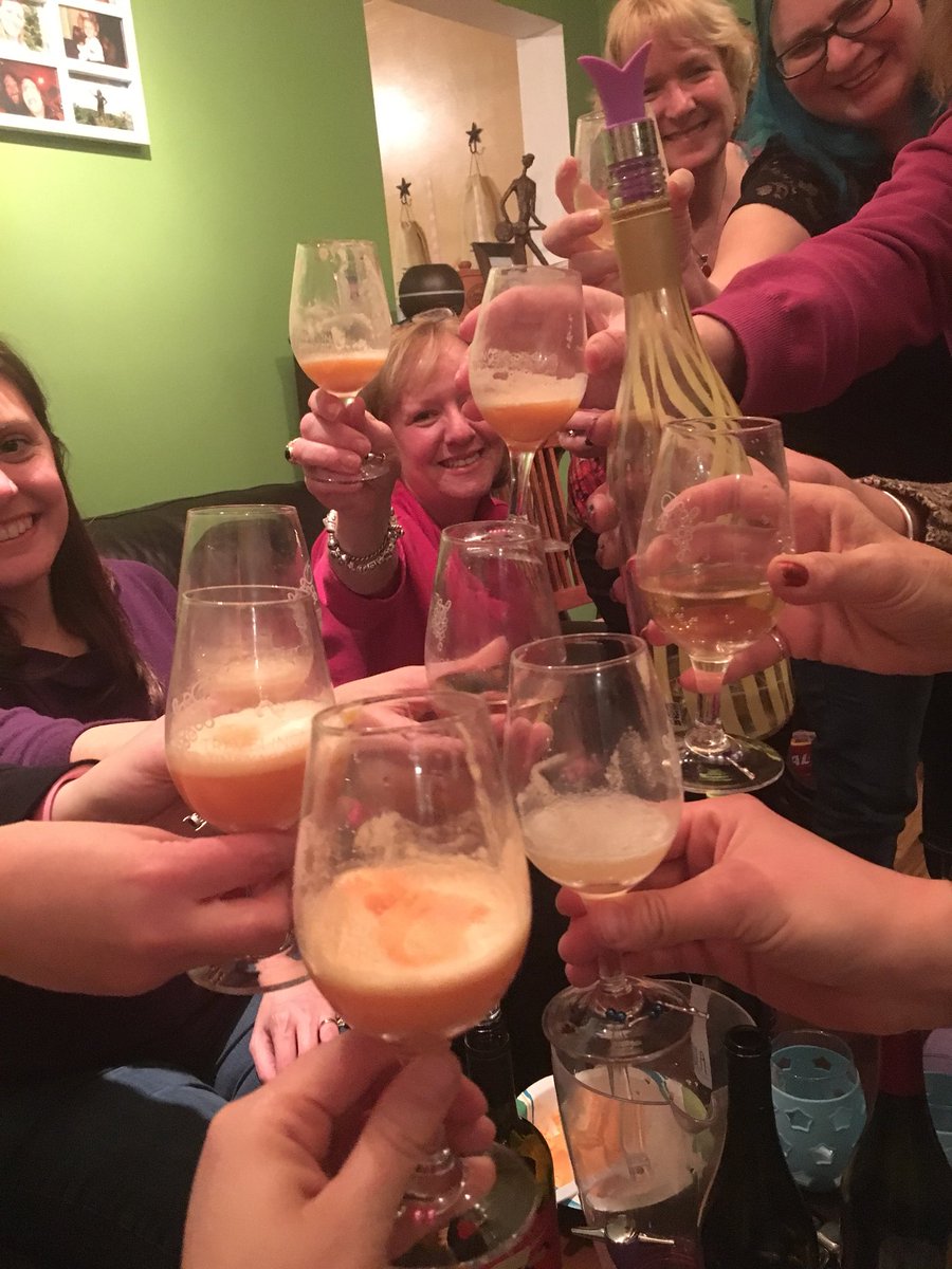 kyrranee's tweet photo. Toasting to #tvbday2017 at my tasting last night!!! Happy 7th Birthday @TravelinVinyard !!! #Birthday #fissatablonde #cheers https://t.co/YWuJUqAInV