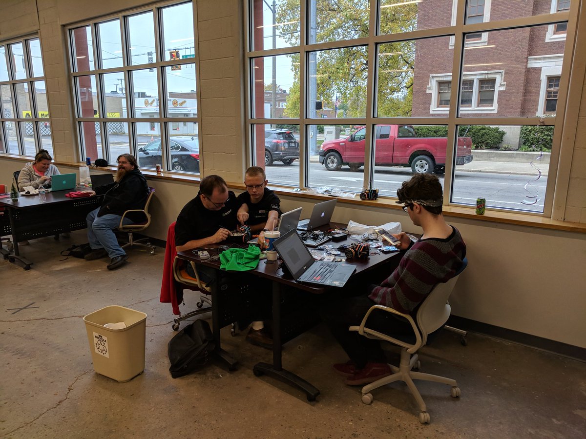 parkbsu's tweet image. .@Team1720 hard at work for the #nodebot challenge at @gdg #DevFestMuncie @MadjaxMuncie