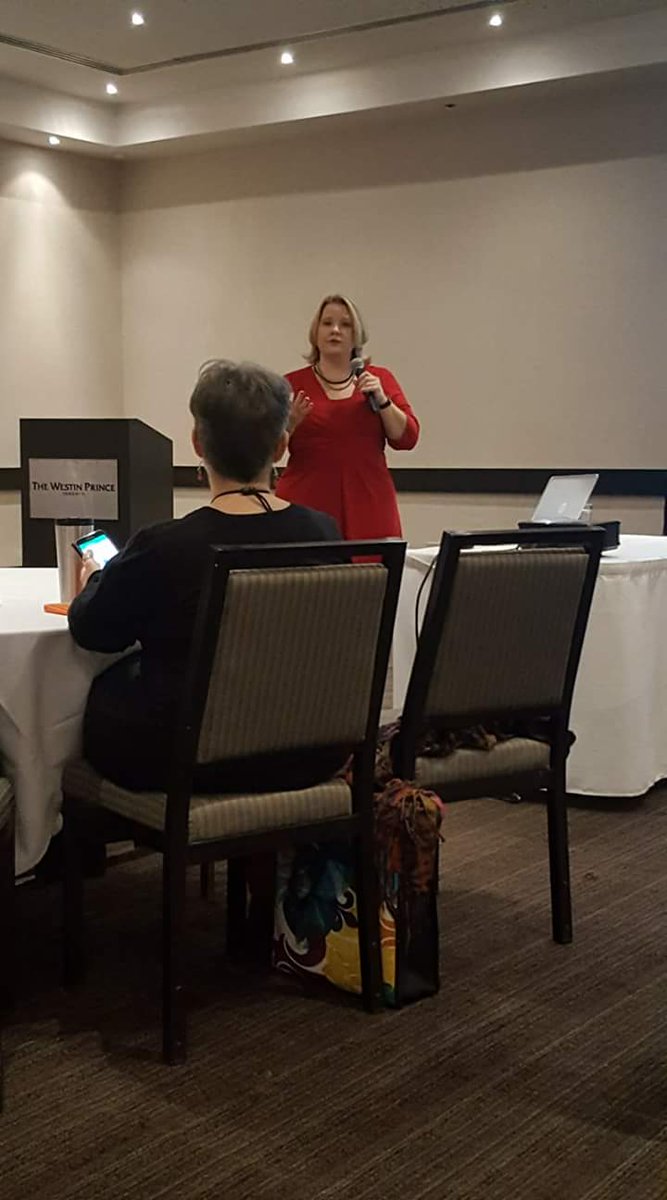 PocSummit2020's tweet photo. Amy Payne is blowing our minds with tech tools to help us run our businesses at #POCConf2017! Which one will you start using right away? https://t.co/aJ22KNJVen