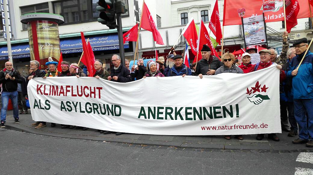 NaturFreunde's tweet photo. viele #NaturFreunde und @NaturfreundeJu fordern bei #Klimademo: "Klimaflucht als Asylgrund anerkennen!" https://t.co/TjRvza5M9b
