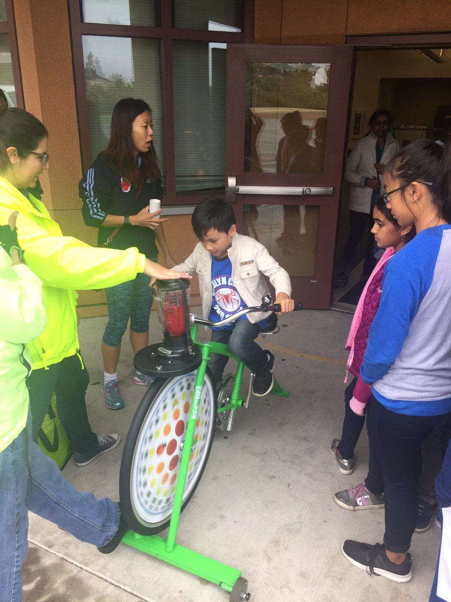 ClarkElemSchool's tweet photo. A lot going on at Clark! #novemberrally #bikeblender #bollywood #recognizing-teachers #ClarkCubs @ClarkElemSchool @DanDeguara @EvergreenESD https://t.co/BIBgc0OPgF