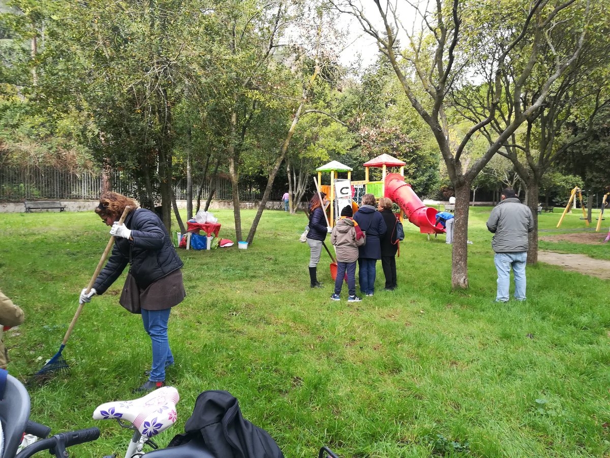 EnteRomaNatura's tweet photo. Tante le iniziative per la #Festadellalbero @RegioneLazio #RomaNatura. Insieme ai genitori #ScuolaLeopardi puliamo #RNMonteMario https://t.co/ivGMcqaIdH