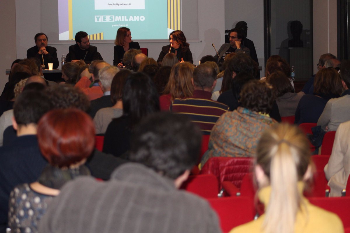 MariluOliva's tweet image. A @BOOKCITYMILANO a parlare di #noir , ricerca storica, tecniche d'autore. E dell'uso letterario della morte e del male. Insieme a @MarcelloSimoni Camilla Corsellini di @BooktellerEvent Romano De Marco e Nicola Verde