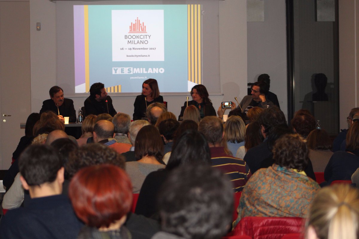 MariluOliva's tweet image. A @BOOKCITYMILANO a parlare di #noir , ricerca storica, tecniche d'autore. E dell'uso letterario della morte e del male. Insieme a @MarcelloSimoni Camilla Corsellini di @BooktellerEvent Romano De Marco e Nicola Verde