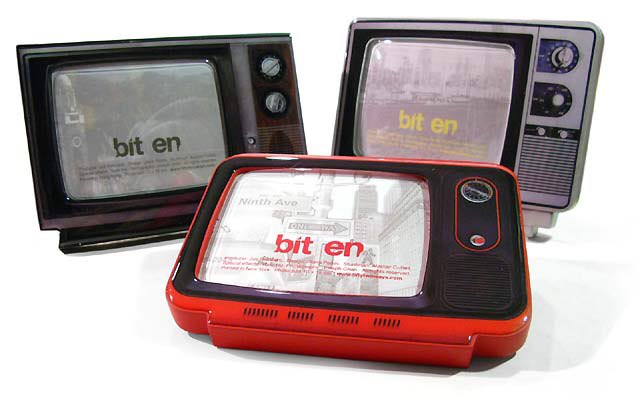 تويتر カジコム Kazzycom على تويتر ブラウン管テレビをモチーフにしたフォトフレーム 画面部分のカバーも湾曲した形状になっているので 昔の写真を入れたらさらに雰囲気増すかもw その他にもレトロpcのフレームがあるのでススメです T Co Dakwuhnteh