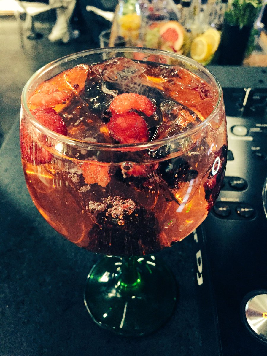 dazclaps's tweet photo. Gin Frutos Rojos 🍇🍓 #gin #tonic #sonoragrill #cdmx #amoresdf #clapsNclaps #vagabundosmillonarios #housemusic https://t.co/5IrfSKqckw