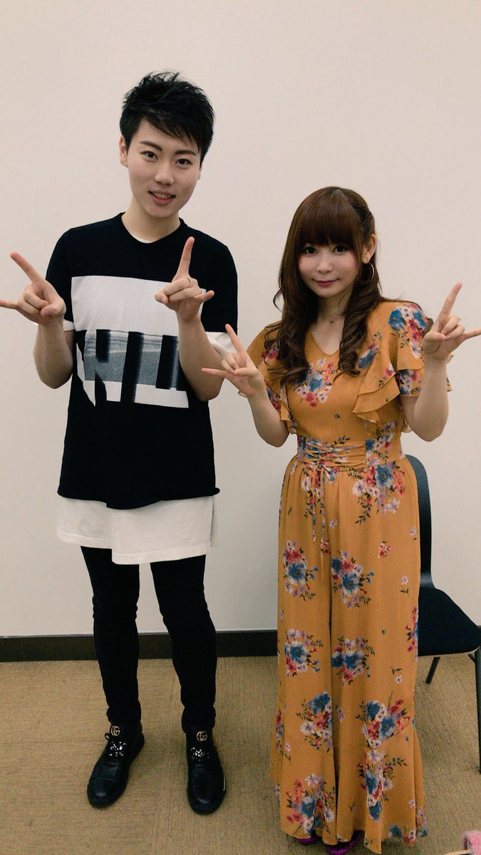 shoko55mmts's tweet photo. 上海のいろんな媒体のインタビュー！そして上海のアーティストさまから
日本からきたら絶対飲まなきゃいけない人気のドリンク、をいただきました！タピオカめっちゃはいってる！コップが長い！
シェイシェイ！！！ https://t.co/EkQyxi4Bt5