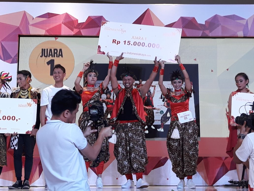 Selamat kepada Sanggar Yusnita dari Jakarta, Maheswari dari Bandung dan Solohits dari Solo yang berhasil memenangkan juara 1 kategori kelompok di #IndonesiaMenari2017 #MariMenari