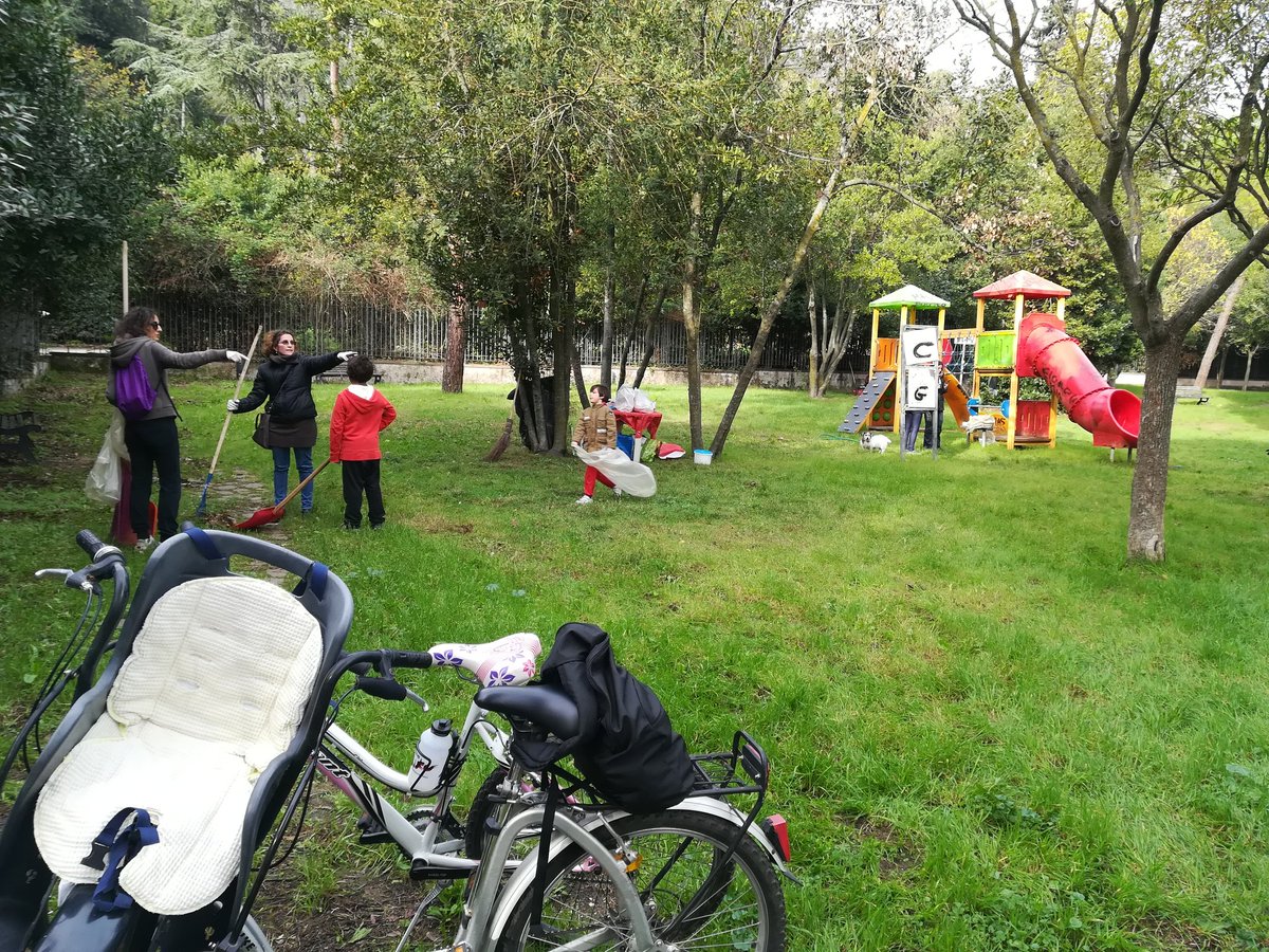 EnteRomaNatura's tweet photo. Tante le iniziative per la #Festadellalbero @RegioneLazio #RomaNatura. Insieme ai genitori #ScuolaLeopardi puliamo #RNMonteMario https://t.co/ivGMcqaIdH