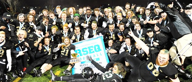 RSEQ1's tweet photo. [FOOTBALL COLLÉGIAL DIVISION 3] – Les Lauréats du Cégep de St-Hyacinthe champions provinciaux du #BOLDOR2017 présenté par #Chocomax. 🏈🏆
#FootRSEQ @GC_Leclerc ||| Détails et joueurs du match : https://t.co/mMStEFyLGs https://t.co/3UzuiXnDpY