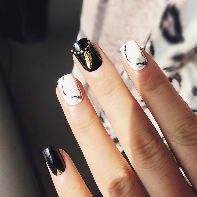 Ногти квадратные короткие черно белые. Ногти квадратные короткие черно белые. Черный маникюр на короткие ногти. Стильный черный маникюр. Маникюр белый с черным.