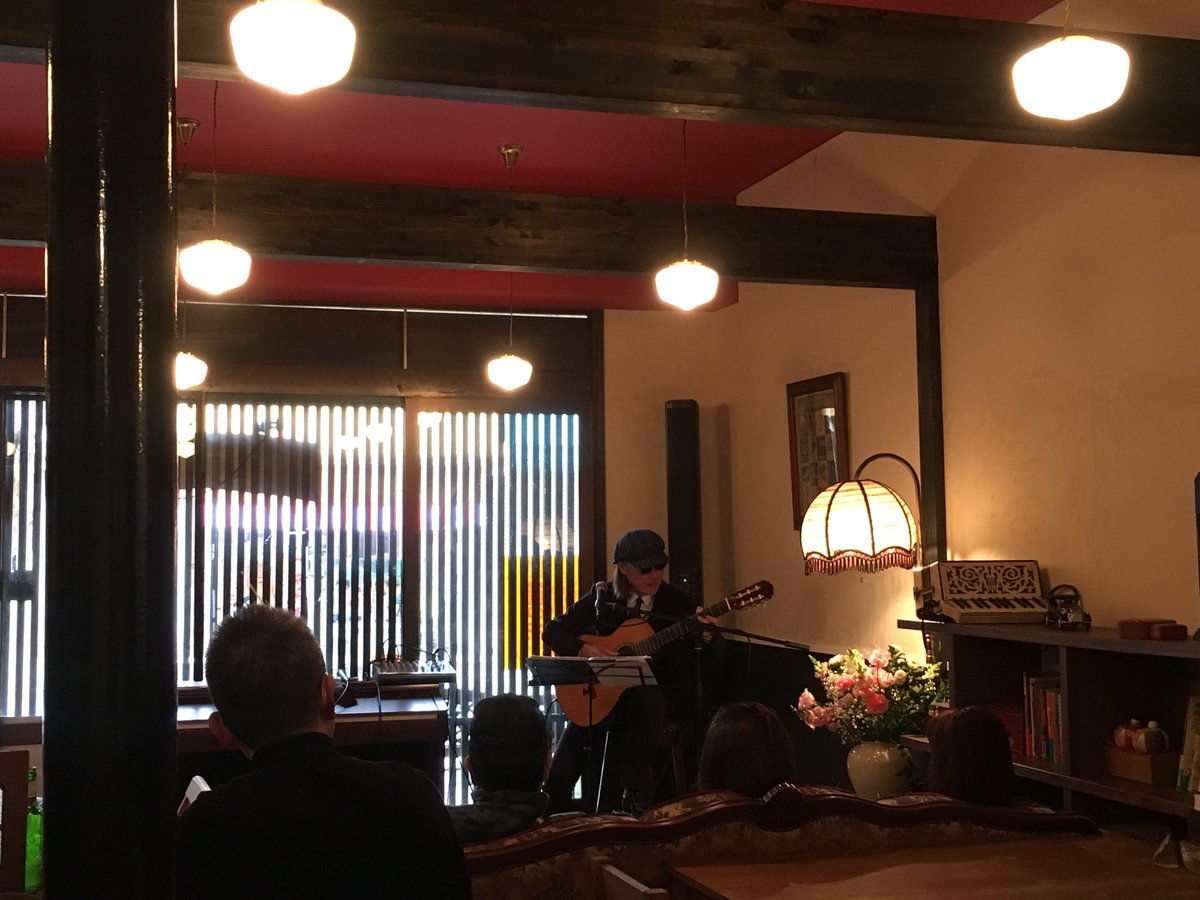 seiryukibako's tweet photo. 秋山登志夫さんライブ、始まりました〜！
まだ席空いています♪♪
温かいコーヒーを飲みながら、懐かしのあの曲をいっしょに楽しみましょう(^ ^) https://t.co/ppO3dT9iPd