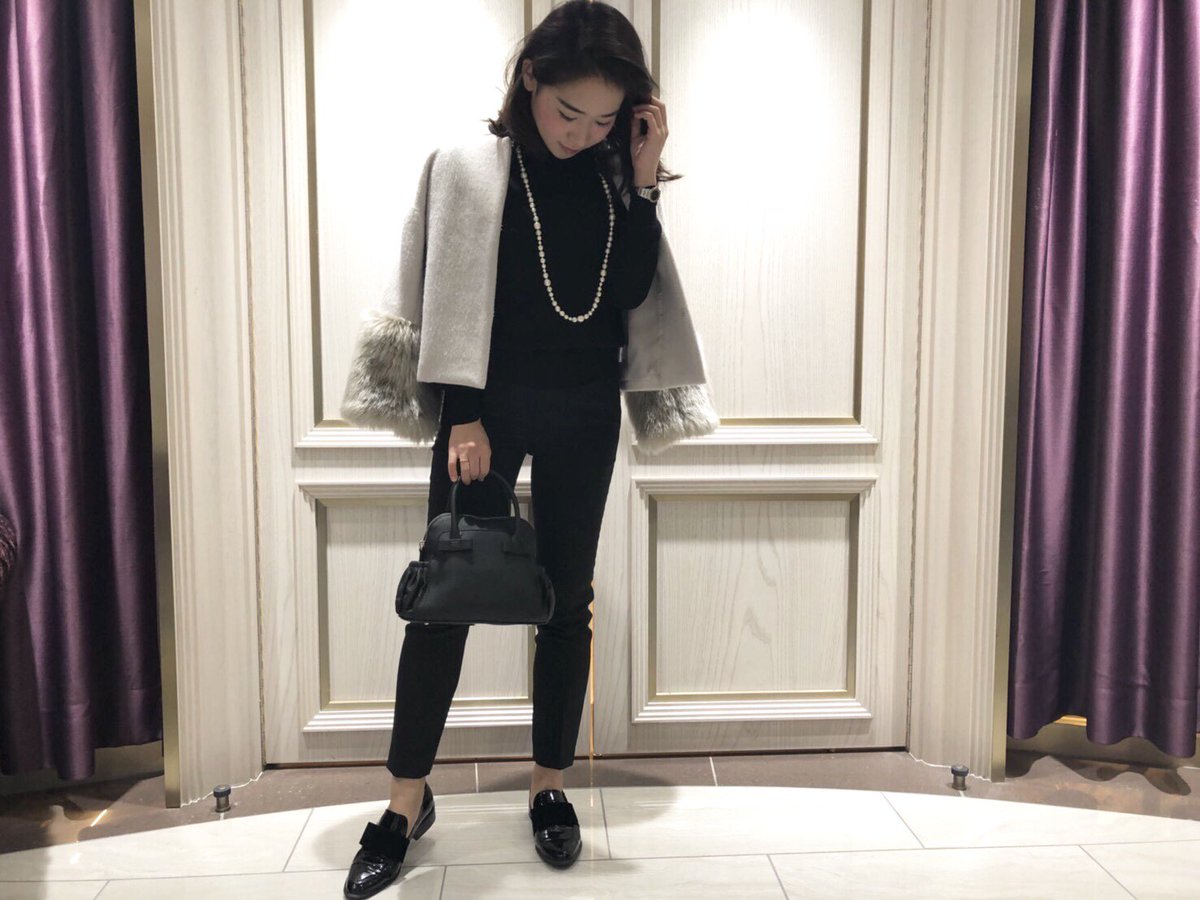 Uzivatel M Premier Na Twitteru ショートコートで目線を高く スタイルアップ効果も オールブラックコーデも グレージュと合わせて柔らかさを演出します オールブラックコーデ ショートコート パンツルック ファーコート エムプルミエ