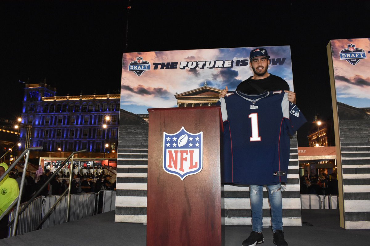 Dannyel63's tweet photo. #NFLFanFest @PatriotsMexico @Patriots 🤟🏻 https://t.co/K7sJGwmi1R