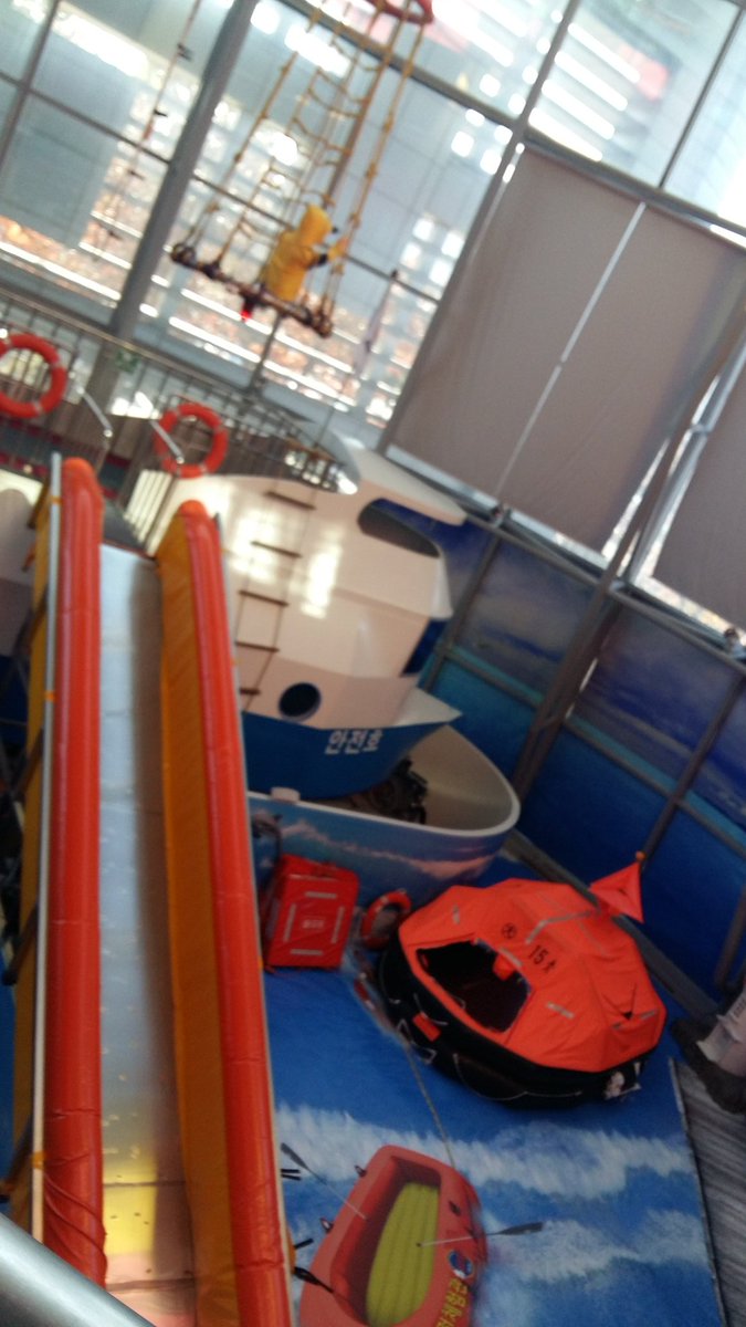 성남시와 주)휴맥스가 함께하는 성남지역 초등학생 사회과학 캠프3차ㆍ오전에 경찰박물관 체험을 마치고 안전체험관에서 화재 ㆍ태풍 ㆍ  지진 관련 대피훈련 체험 중입니다
소방관샘과 티처투어 선생님들께서  꼼꼼하게 챙겨주셔서 아이들  모두 소중한 시간이 될것같습니다
#가족여성과   #성남시