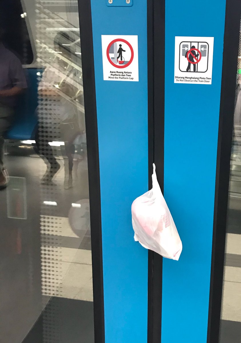 Lucaspeebo's tweet photo. My friend punya roti stuck dekat pintu MRT sebab we are running towards the doors. Roti je sempat masuk, dia tak sempat masuk. 😂😭 https://t.co/cEOioyt3jE