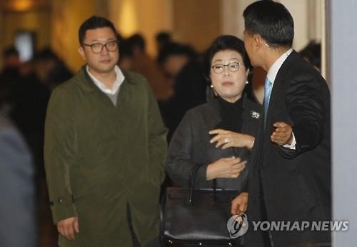 이명박 나이가 만 76세이고, 한국 나이로 77세다.

만약 칠수있는 사기는 다 치고 할수있는 범죄는 다 자행한 이명박이 자연사를 하고 아들 이시형이 부를 되물림 한다면 이명박 가족은 범죄자들의 "전설"이 될거다.

최악의 선례를 남겨 후손에게 물려줄  건가?

시간이 정말 얼마 없다