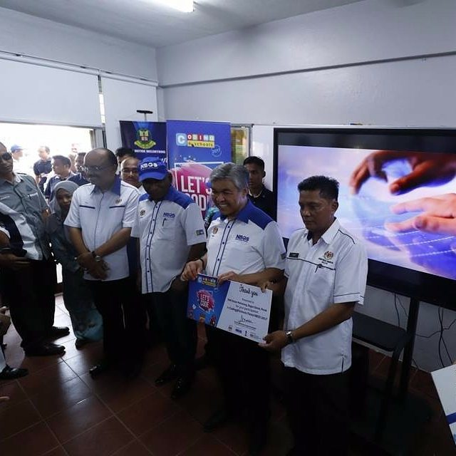 codingatschools's tweet photo. Thank You for a special visit from YAB Dato' Seri Diraja Dr. Ahmad Zahid Bin Hamidi, Deputy Prime Minister Of Malaysia and launching Bilik Pembelajaran Abad ke-21at SMK Hutan Melintang.

#codingatschools2017
#codingatschools 
#NEGARAKU
#FiestaNBOS
#MOF_Malaysia https://t.co/vPo8BXVfc0