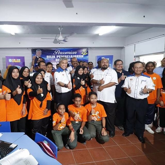 codingatschools's tweet photo. Thank You for a special visit from YAB Dato' Seri Diraja Dr. Ahmad Zahid Bin Hamidi, Deputy Prime Minister Of Malaysia and launching Bilik Pembelajaran Abad ke-21at SMK Hutan Melintang.

#codingatschools2017
#codingatschools 
#NEGARAKU
#FiestaNBOS
#MOF_Malaysia https://t.co/vPo8BXVfc0