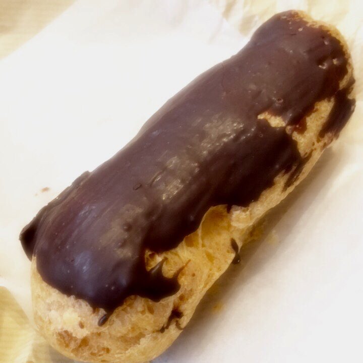 eMe_kuma's tweet photo. 本日の戦利品。
M井さんありがとうございました!(๑˃̵ᴗ˂̵)
エクレアはシュークリームより好きですね〜(^^)
マロニエのエクレア。
ごま味もおいしゅうらしいですよ!(๑˃̵ᴗ˂̵)
#香川県高松市 #美容室 #pieroeme #ピエロエメ #差し入れ #エクレア #マロニエ #おいしい https://t.co/T7GZMIWR6e