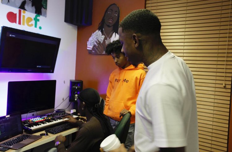 Applecityws's tweet photo. @mcdmoswagg vibing w/ @emaginenation x @tai_sinatra 🎼 #applecityworkshop #theworkshop #Music #Artist #Beats https://t.co/PWIEEUvAlB