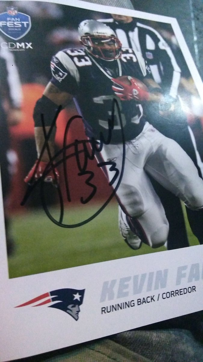 Lord_Rhein's tweet photo. #patsnation My sign with the legendary RB Kevin Faulk in #NFLfanfest #PatriotsenMexico @PatsHeartMX https://t.co/EKcjyVrNPL
