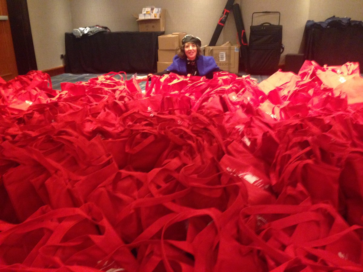 ChiaraAliotta's tweet photo. 400+ red bags and I! #JWC17 #redbag #engagingevent https://t.co/WyIfiYgtiZ
