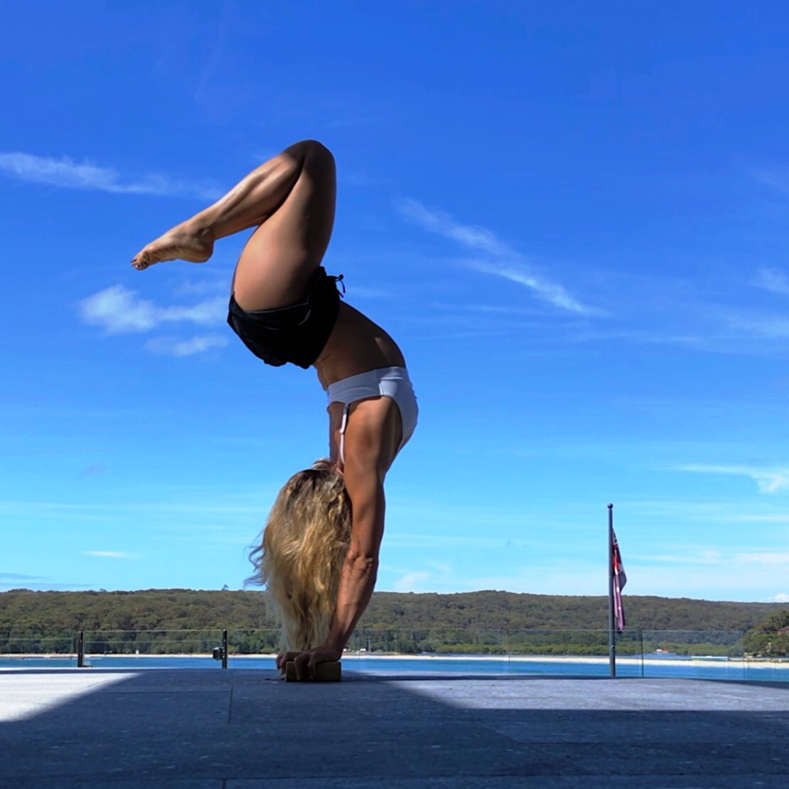 Sunday bumday 💙
Nothing better than waking up and getting inverted straight away!
.
.
.
 #handstand #invertedmunchkin #munchkinninja