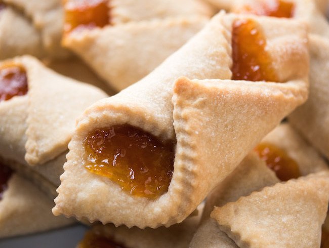 CakesClub's tweet image. "Welcome Winter With These Delicious Hungarian Apricot Horns" via The Craftsy Cake Decorating Blog: