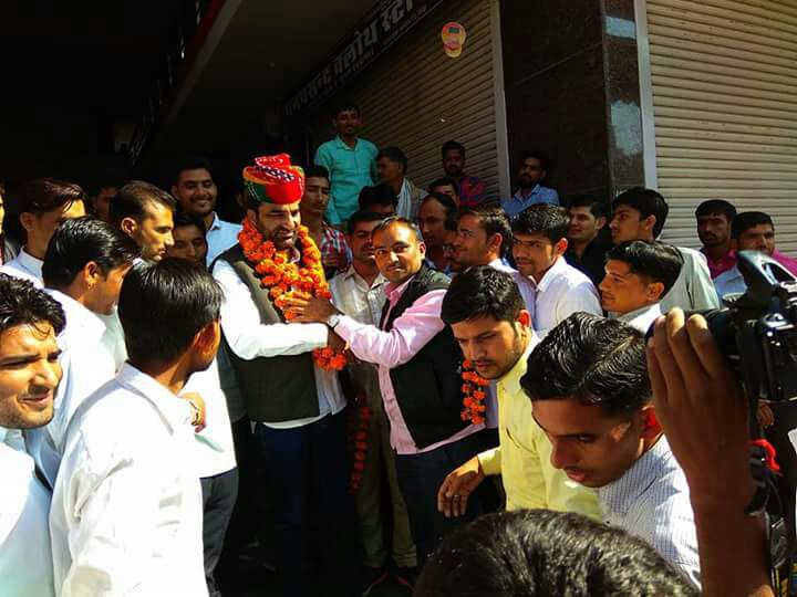 jat_malani's tweet photo. https://t.co/JzuVASnSlw

*बीकानेर छात्र महापंचायत में राजस्थान में नोखा में किसान का हनुमान जी बेनीवाल साहब का भागीरथ गोदारा नोखा गांव रामनिवास गोदारा टीम द्वारा समर्थकों द्वारा जोरदार स्वागत एवं अभिनंदन*
*#ITTEAM #HB* *#Change Rajasthan*
*#Misssan2018* https://t.co/gpfKPagzHN