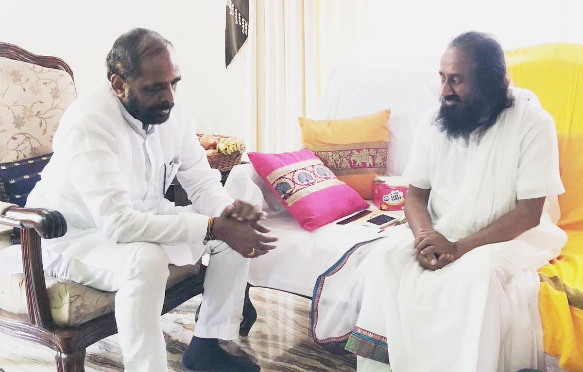 ahir_hansraj's tweet photo. Pleasant met with #Gurudev @SriSri #RaviShankar Ji in #Nagpur &amp; took his blessings. https://t.co/8WQBtBQeyo