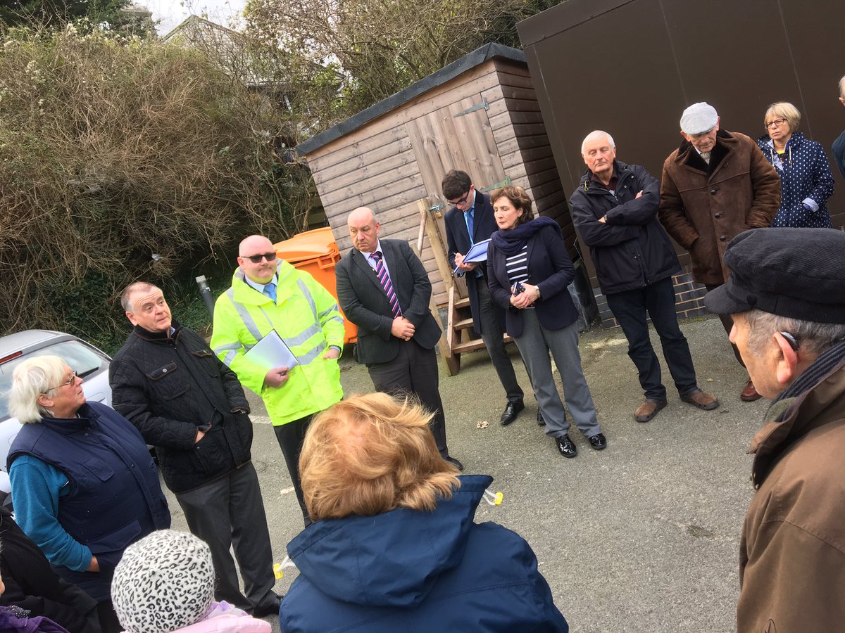 C_Dearden's tweet image. Site meeting to discuss speed limits and safety on the road between Llandudno and Penrhyn Bay with @AberconwyAM and officers of @ConwyCBC