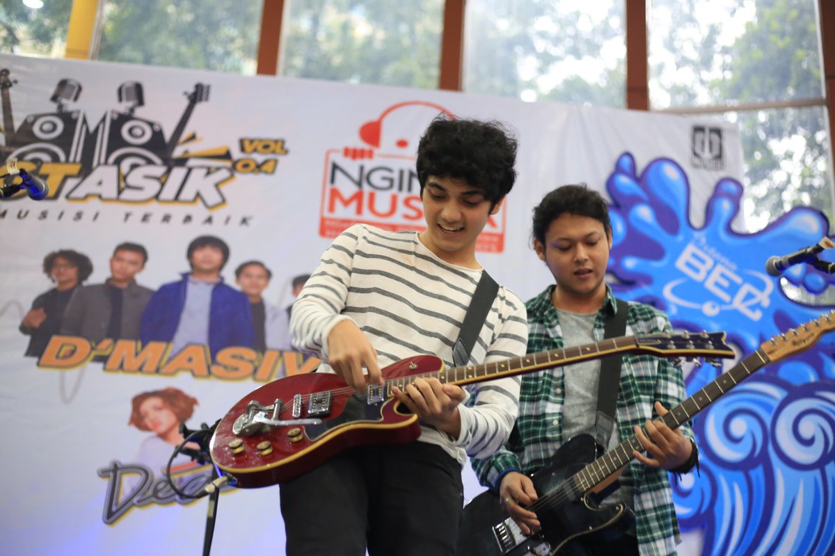 MusicaStudios's tweet photo. #NgintipMusica Vol. 2 Bandung @HIFRIDAYBand membawakan lagu “Anak Sekolah” &amp; “Bayang Masa Lalu” https://t.co/PqOpw9jQWT