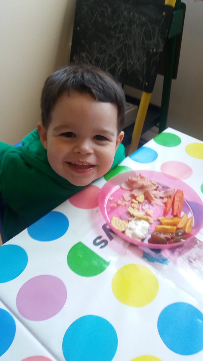 BonymaenFamilyC's tweet photo. Trying new foods during snack time. #CiN @BestartSwansea https://t.co/nzBD4JnAlI
