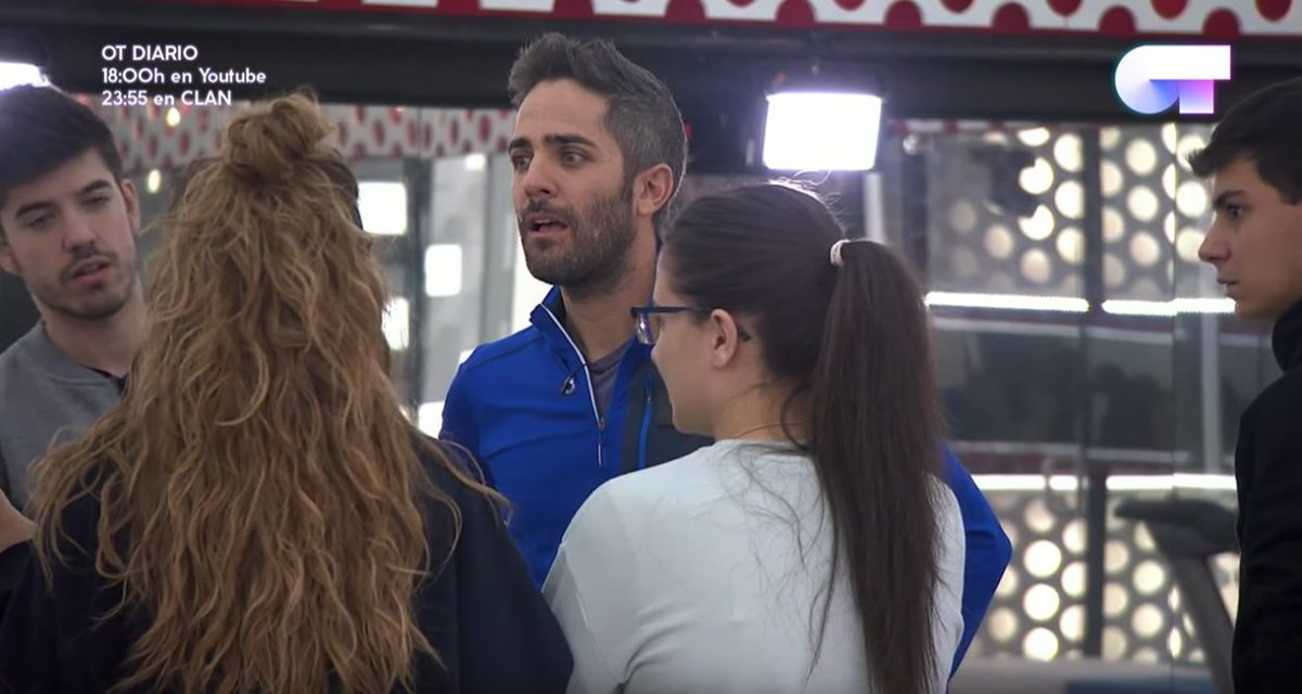 Roberto Leal entra en la Academia de #OTDirecto17N y "saca" a los concursantes al exterior vadetele.es/2017/11/17/rob…