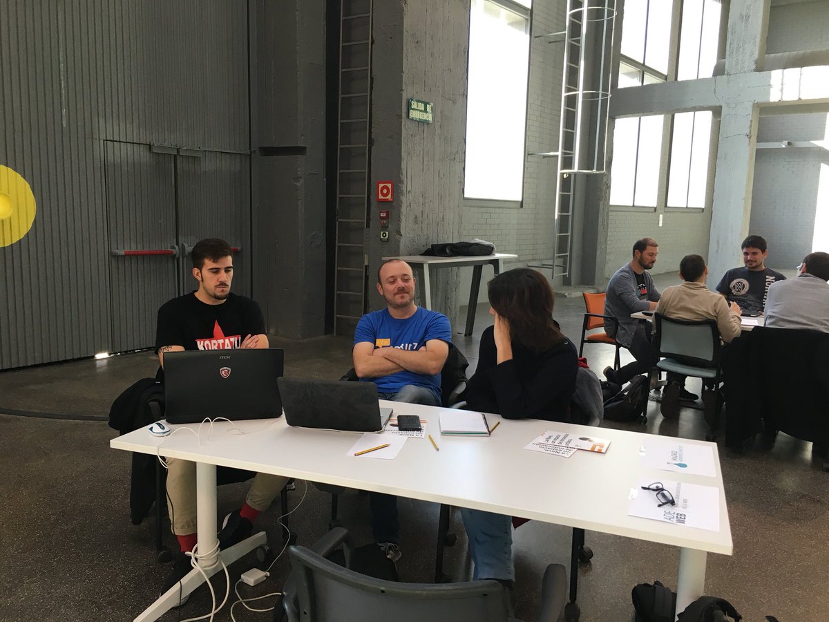 WPHackathon's tweet photo. Esta mañana @Mrfoxtalbot y Marcos están ayudando a @orquestabarrio #WPHackathon https://t.co/9nwbVpO4uD