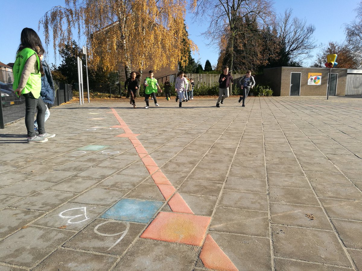 Rood, drie, geel, A, regenboog, F of blauw, allemaal dingen om op te letten tijdens het lijnenspel tijdens @BeweegWijs <a href="/CBSdeKoning/">CBS de Koning</a>