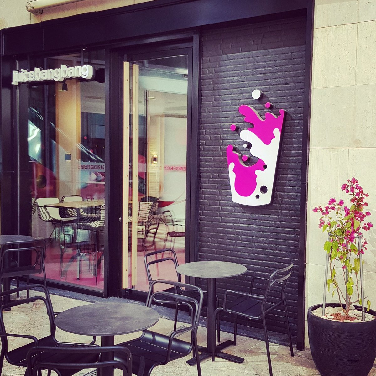 Now blending <a href="/TAJLifeStyle/">TAJLifestyleCenter</a> 🍓🍉 Come check out the all NEW <a href="/juicebangbang/">Juicebangbang</a> at TAJ Mall &amp; kick start your weekend with a scoop of #bubbles or a warm #SaltedCaramel latte!
Opening specials daily from 2pm - 6pm! #Amman #Jordan #TAJMall