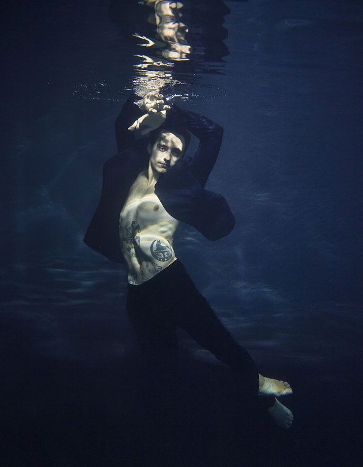 Marcomanniparis's tweet photo. my first UNDERWATER photoshoot for @VanityFairIt with @SergeiPolunin_ pic by @LorenzoAgius styled by @Marcomanniparis #condenast #vanityfair #ballet #vanityfairitalia #fashionstory https://t.co/8Z4mttWa6l