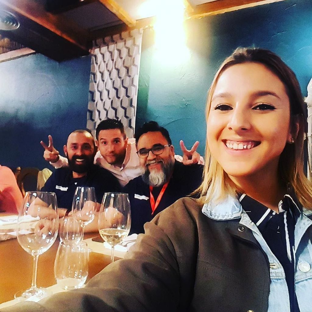 GinAndTwitts's tweet photo. Con la princesa de Rebotica de Punzano, con Dani y Sergio de @brandtendersnew en la cena @grupovarma #fibar #fibar2017 https://t.co/p07AOVfEtQ