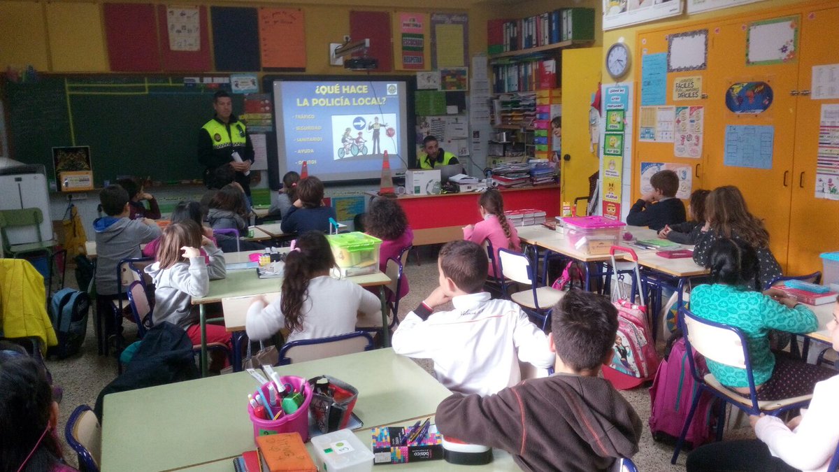 PoliciaAlboraia's tweet photo. Gran acollida dels centres escolars i associacions locals a l'oferta d'educació i formació de la #UPEF 2017/18.
📍Educació Viària.
📍Productes Pirotècnics.
📍Violència entre iguals.
📍Xarxes Socials.
📍Consum d'alcohol i drogues a la via pública.
📍Furts i estafes. https://t.co/gd5eAPZzTR